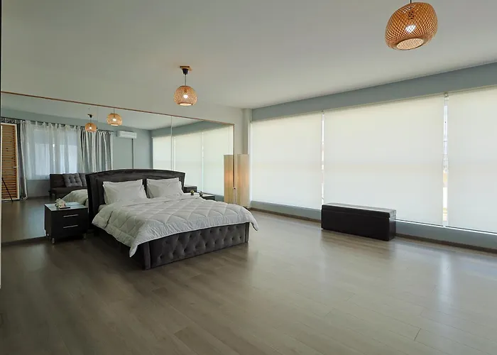 Fay\'S Mirror Apartment